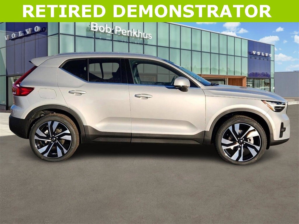 2025 Volvo XC40 Plus photo 2