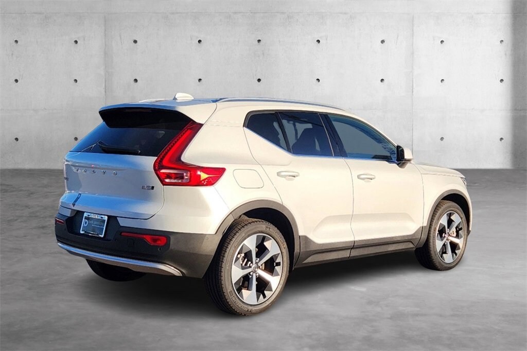 2025 Volvo XC40 Plus photo 3