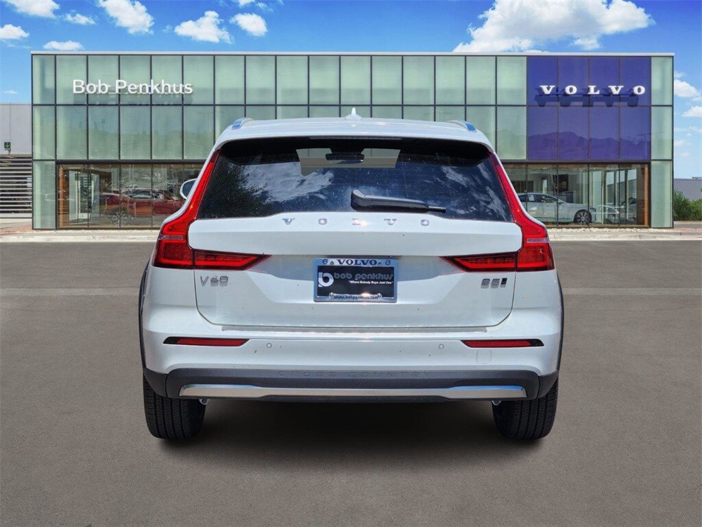 2025 Volvo V60 Cross Country B5 Plus photo 3