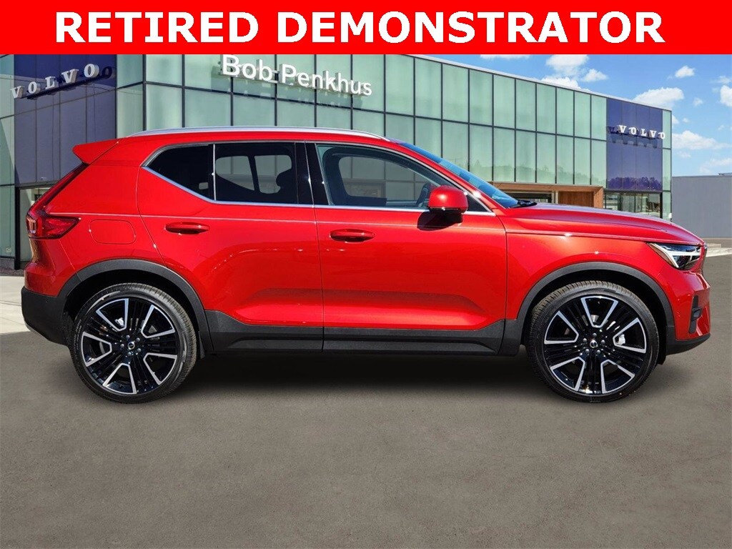 2025 Volvo XC40 photo 2