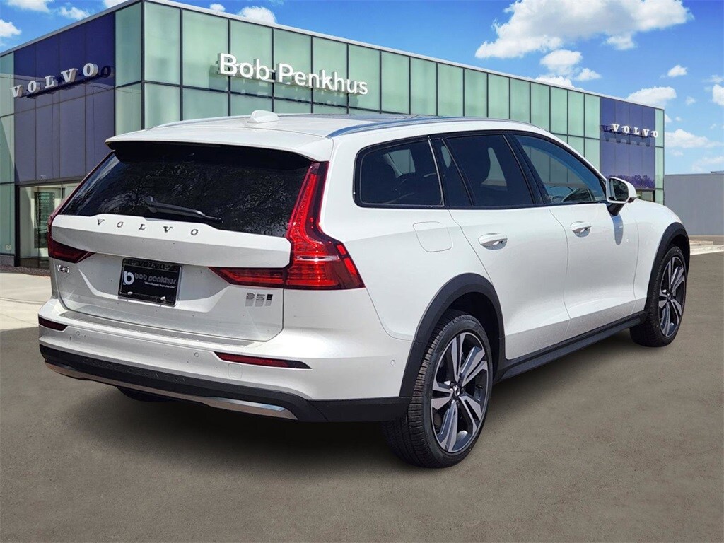 2025 Volvo V60 Cross Country B5 Plus photo 2