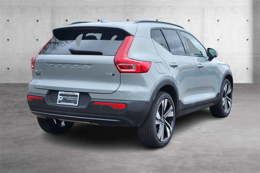 2025 Volvo XC40 photo 3