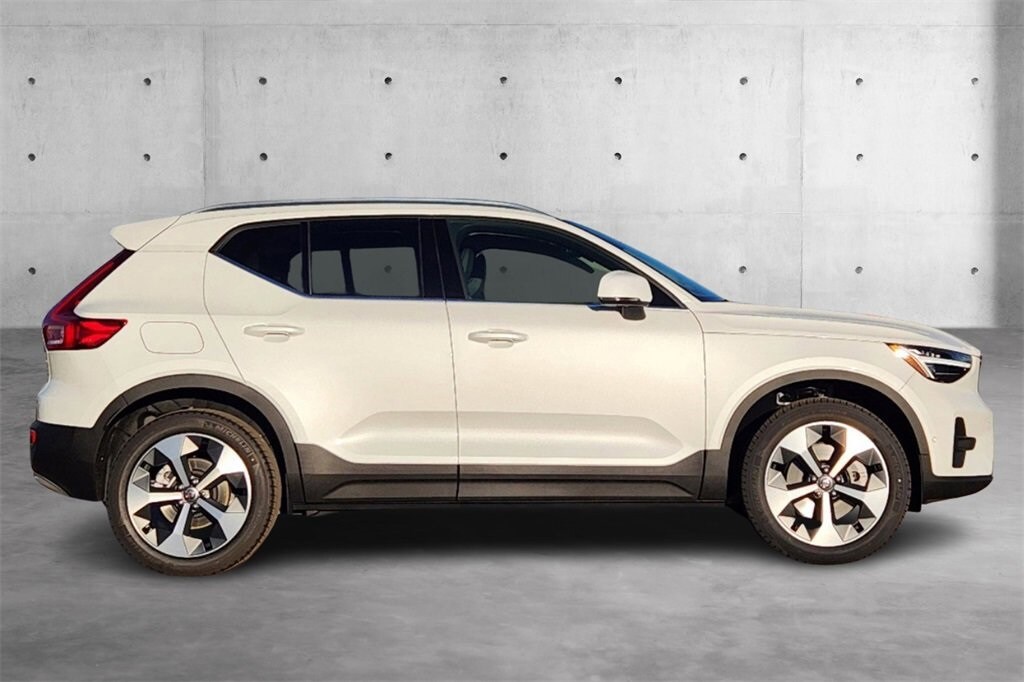 2025 Volvo XC40 Plus photo 2
