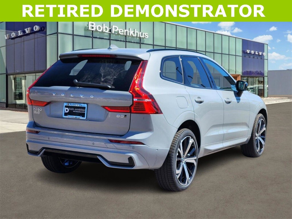 2025 Volvo XC60 B5 Hybrid photo 3