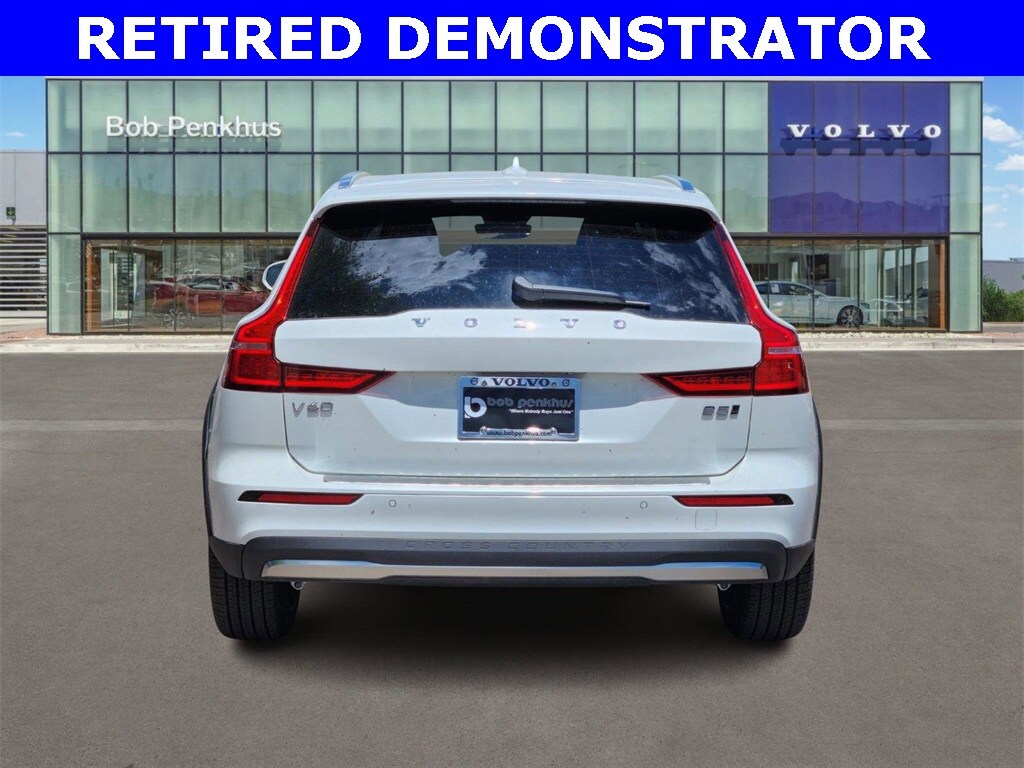 2025 Volvo V60 Cross Country B5 Plus photo 4