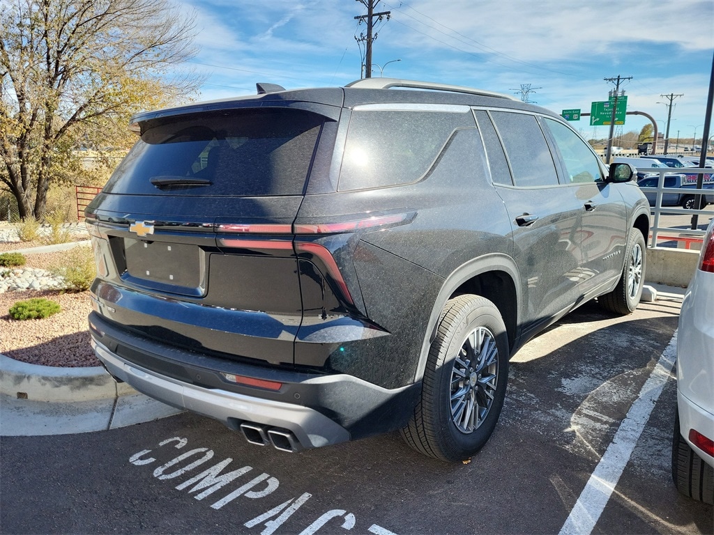 2025 Chevrolet Traverse photo 2