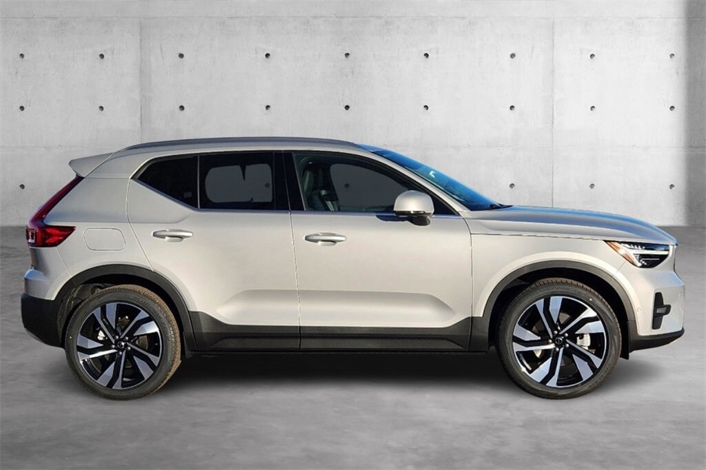 2025 Volvo XC40 Plus photo 2