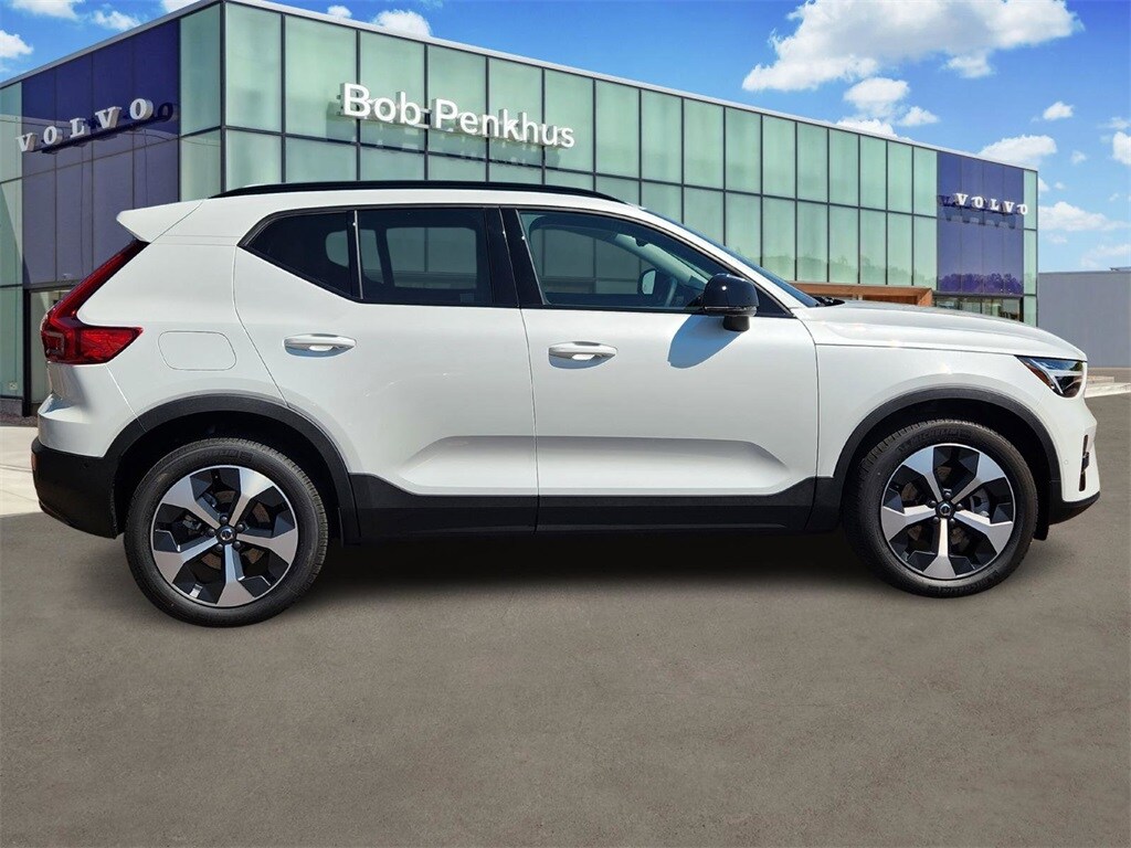 2026 Volvo XC40 Plus photo 2