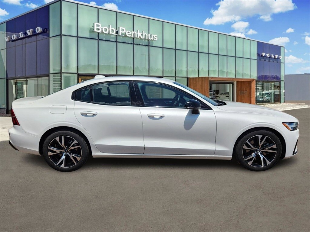 2025 Volvo S60 B5 AWD Core photo 2