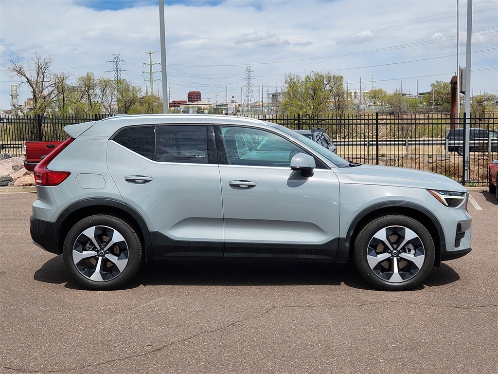 2025 Volvo XC40 Core photo 2