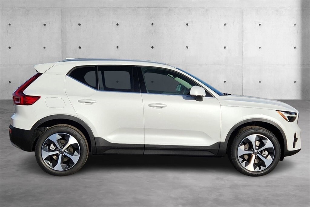 2025 Volvo XC40 Core photo 2