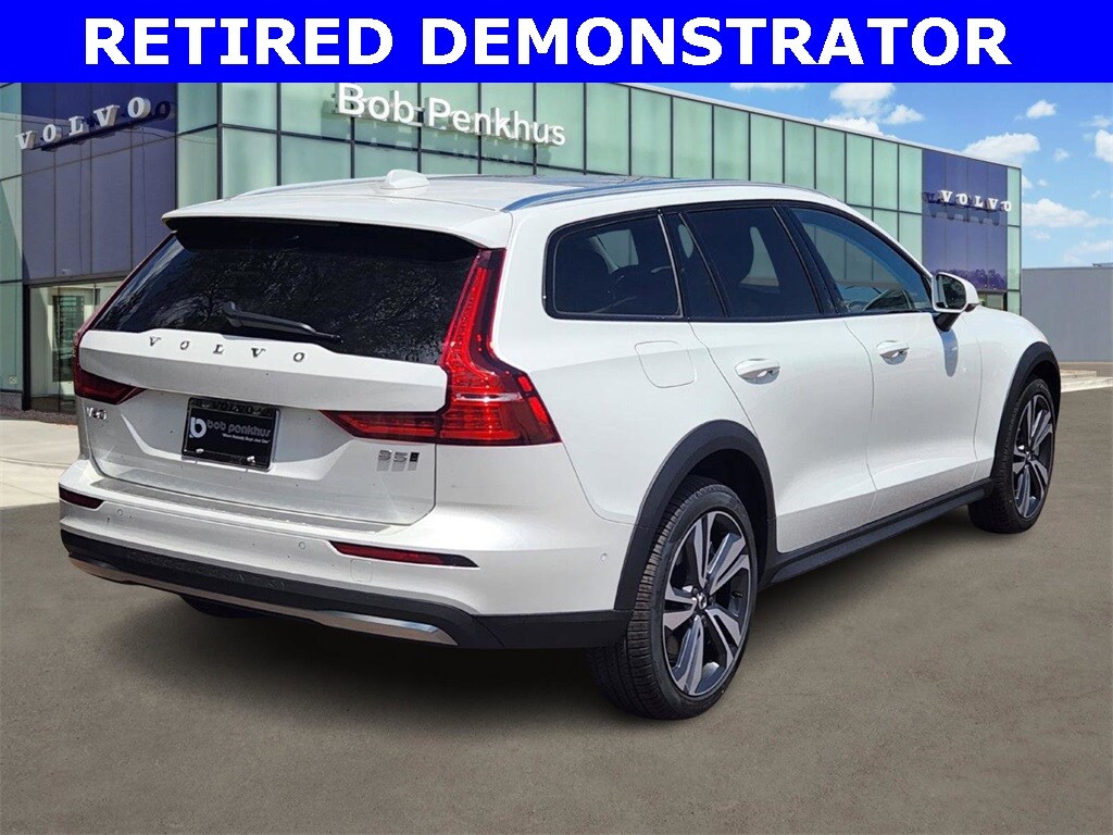 2025 Volvo V60 Cross Country B5 Plus photo 3
