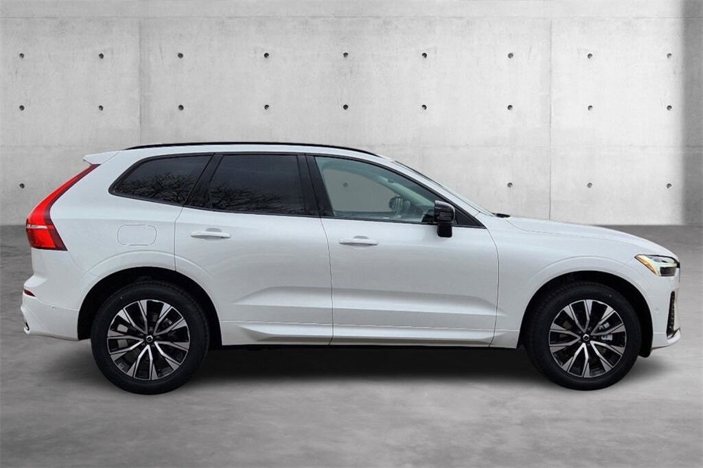2025 Volvo XC60 B5 Plus photo 2