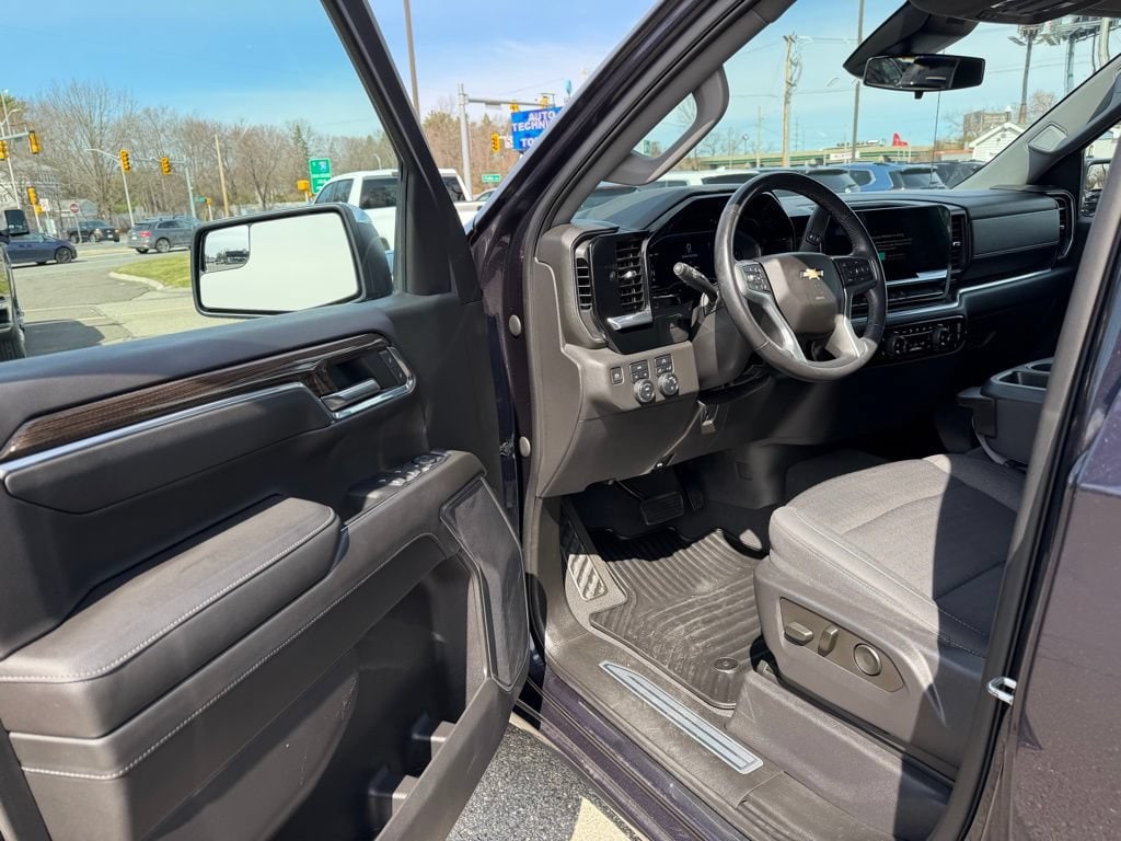 2022 Chevrolet Silverado 1500 LT - Photo 18