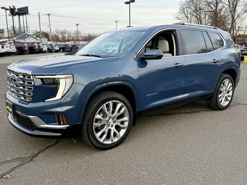 2024 GMC Acadia Denali's photo
