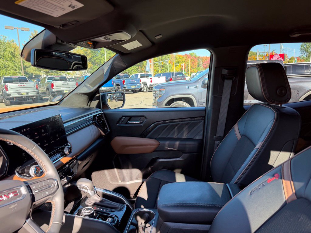2025 GMC Canyon AT4 - Photo 16