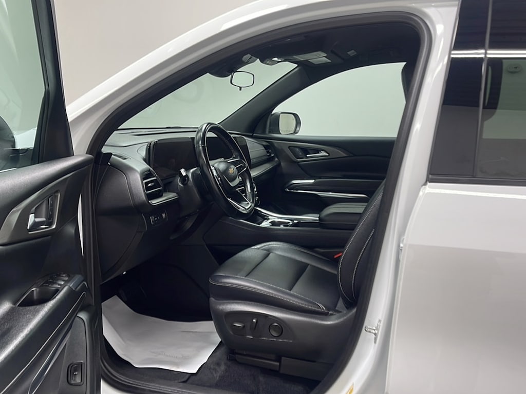 Used 2025 Chevrolet Traverse LT SUV