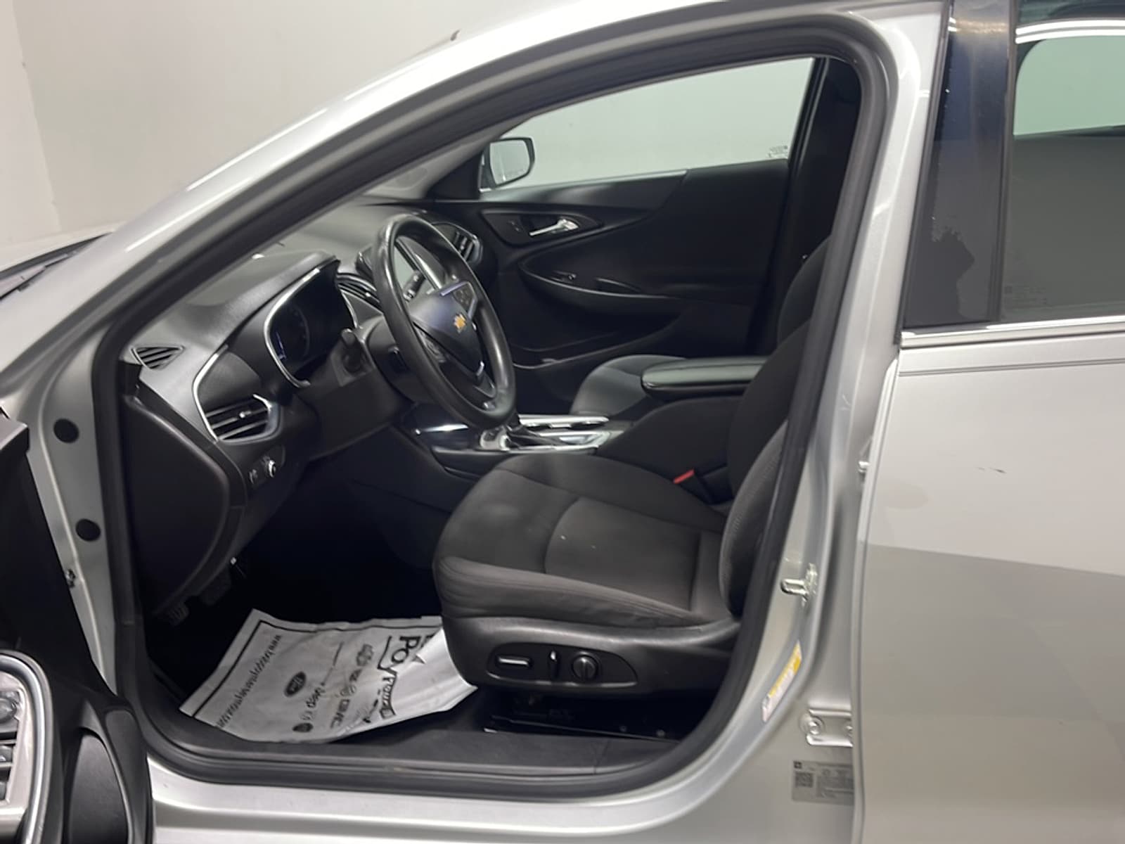 Used 2018 Chevrolet Malibu 1LT with VIN 1G1ZD5ST1JF137164 for sale in Seymour, IN