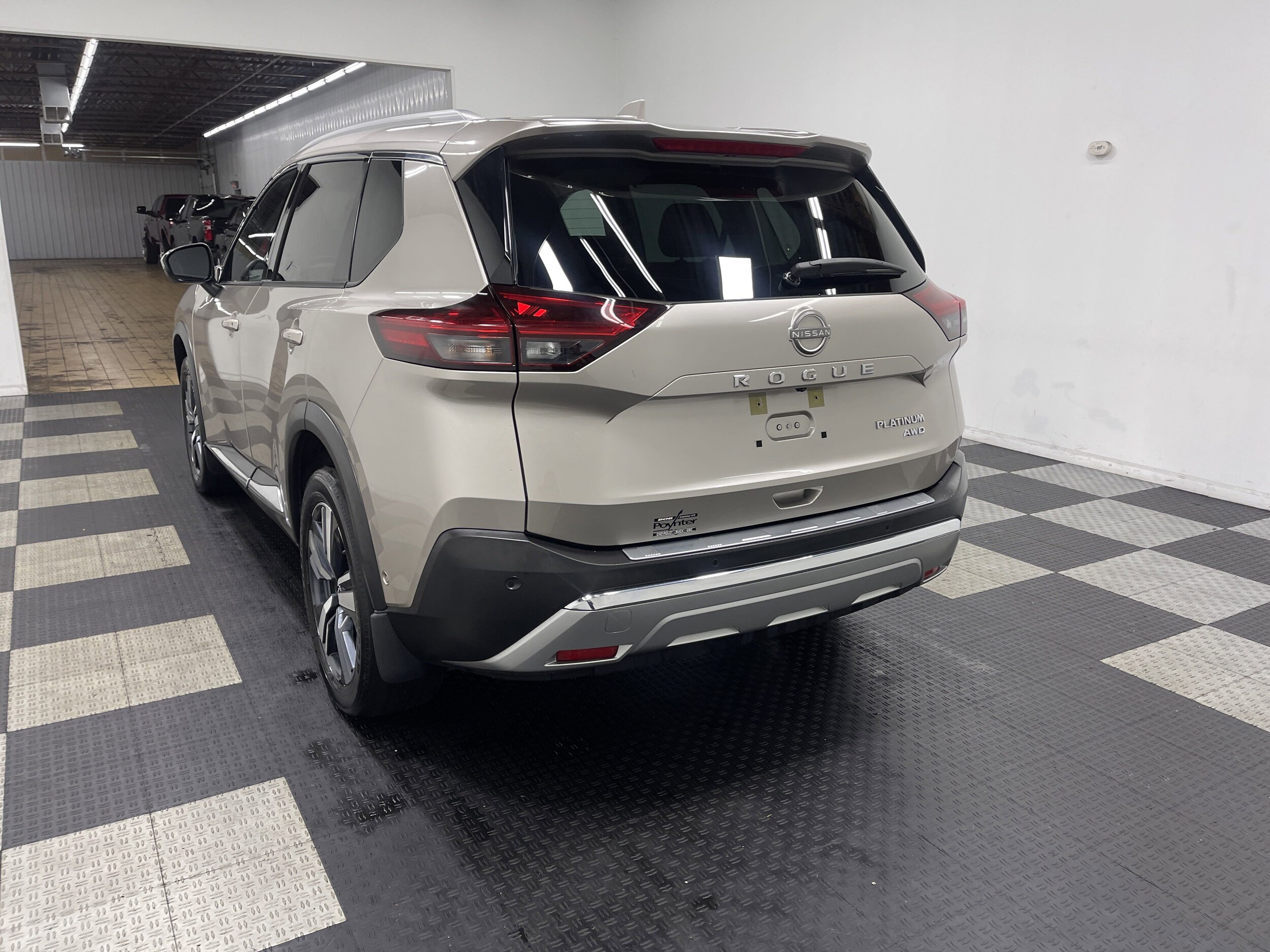 2023 Nissan Rogue Platinum photo 2