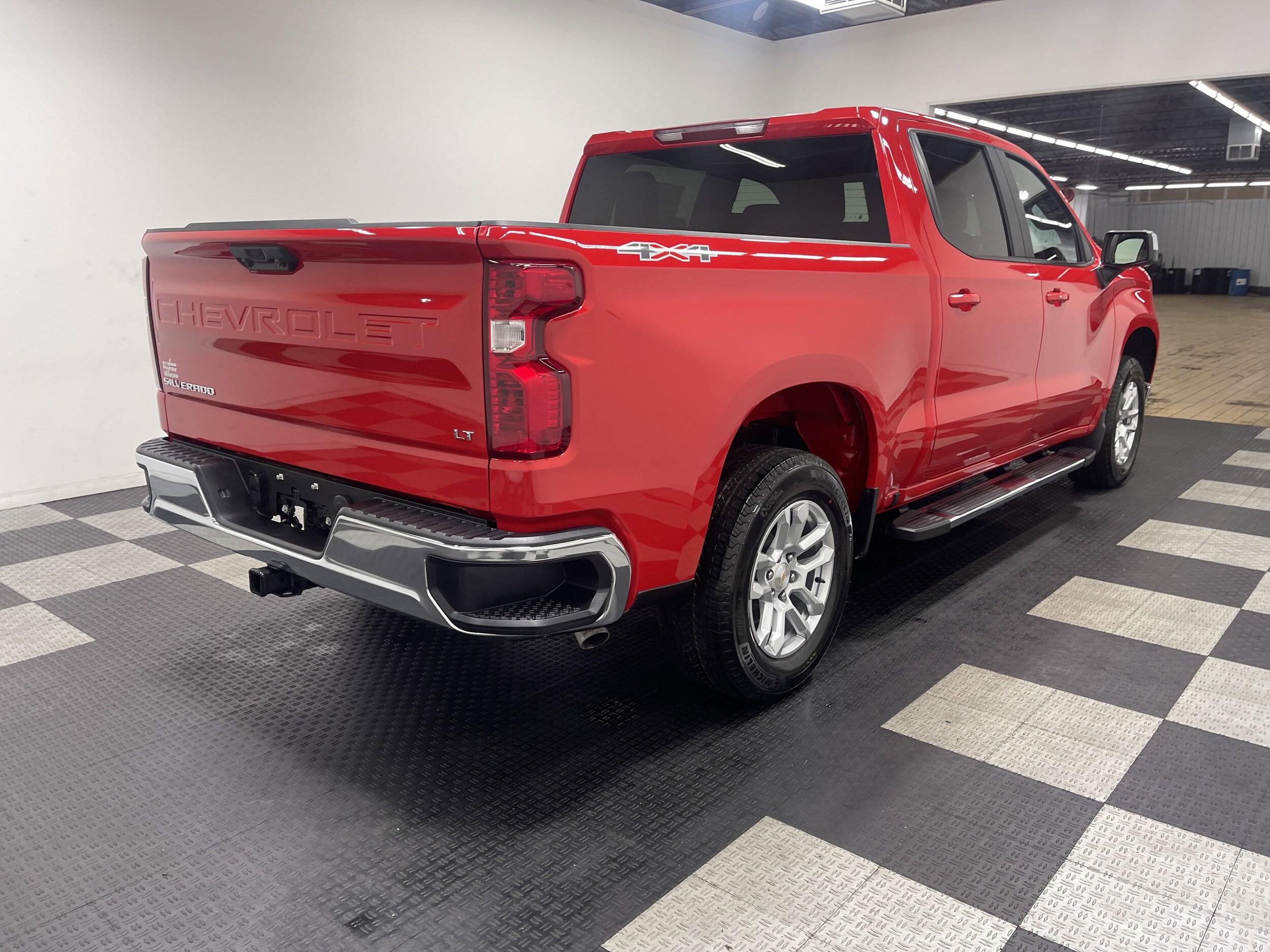 2025 Chevrolet Silverado 1500 LT photo 4