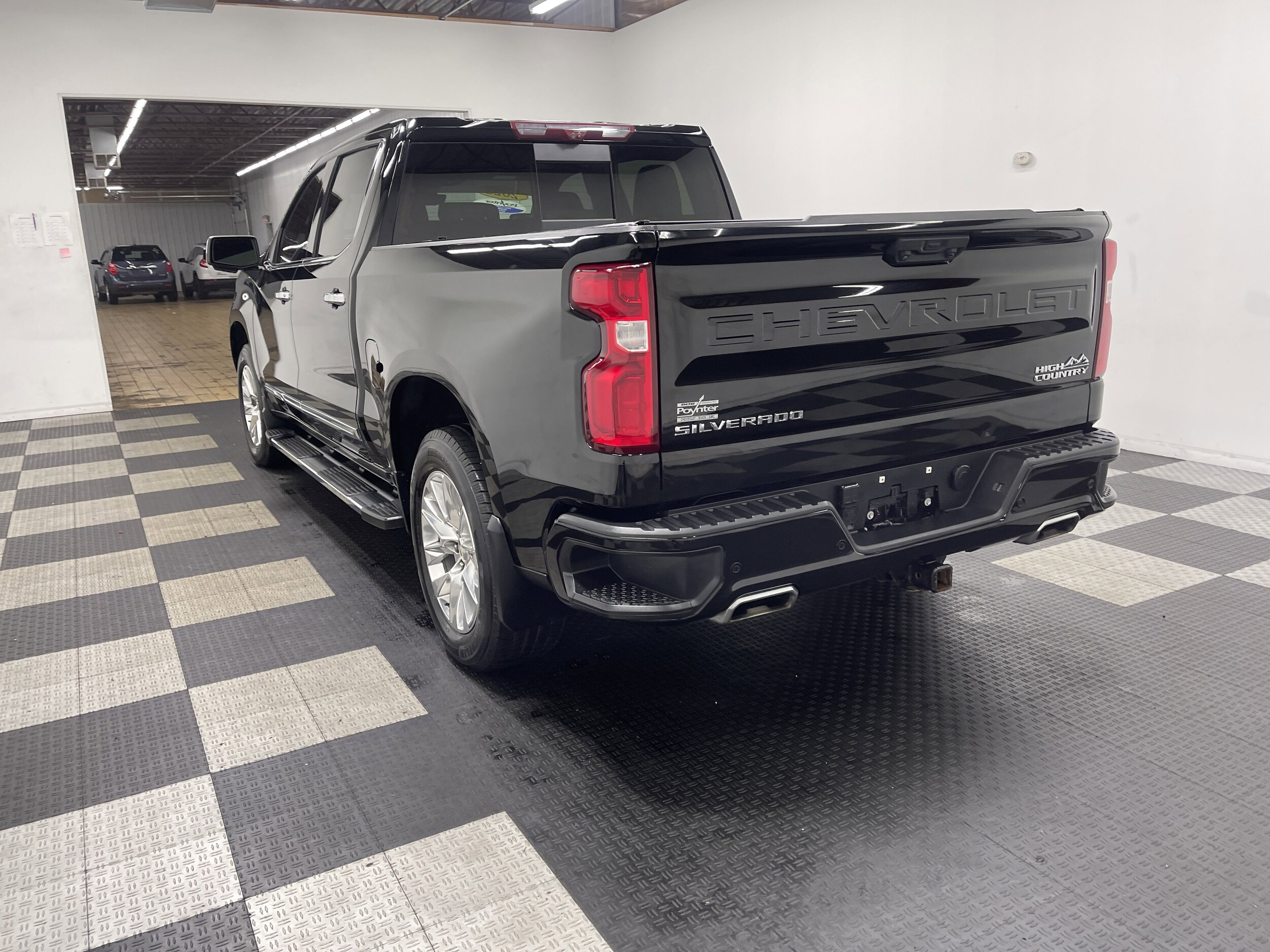 2023 Chevrolet Silverado 1500 High Country photo 2
