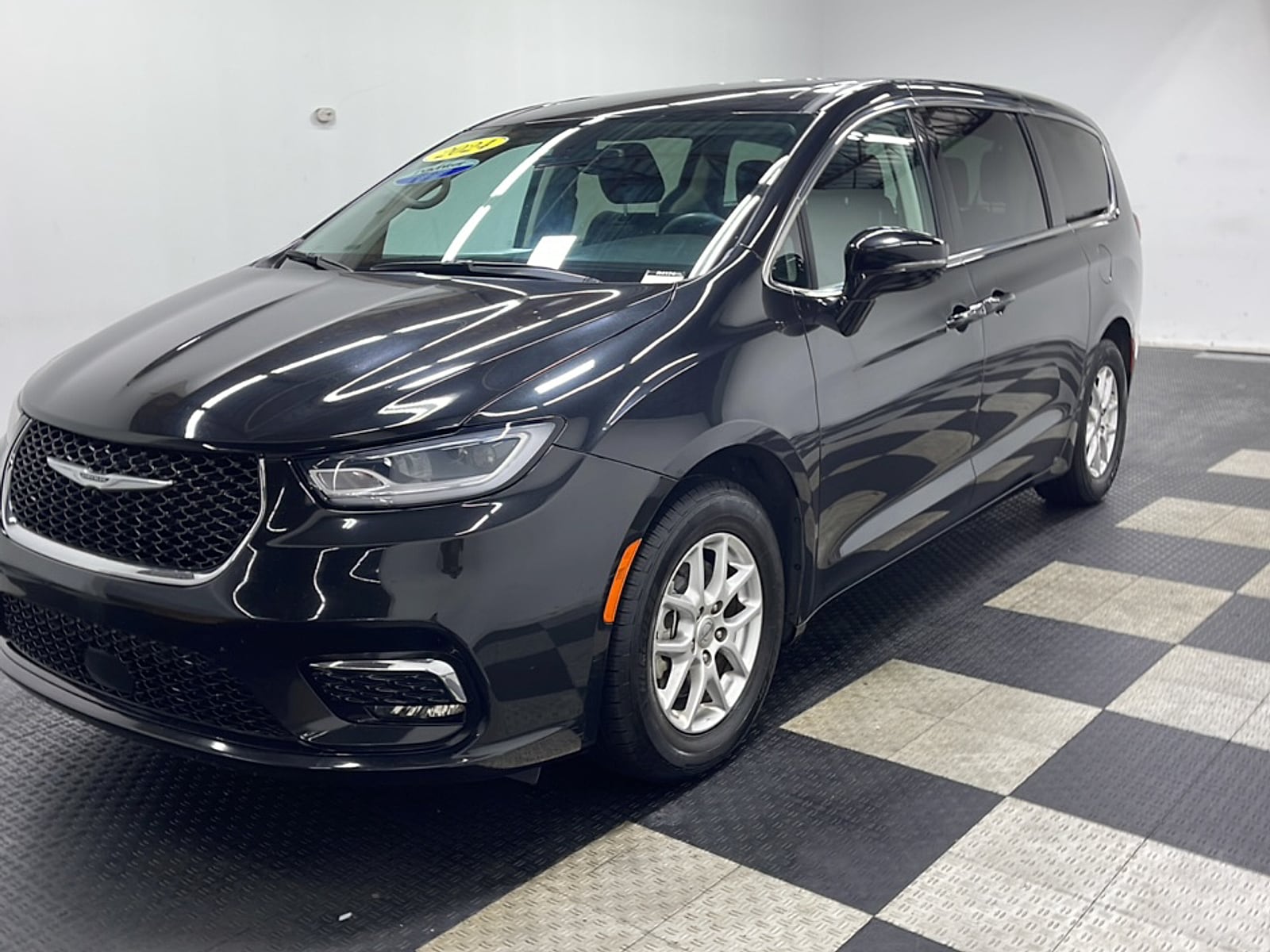 2024 Chrysler Pacifica Touring L's photo