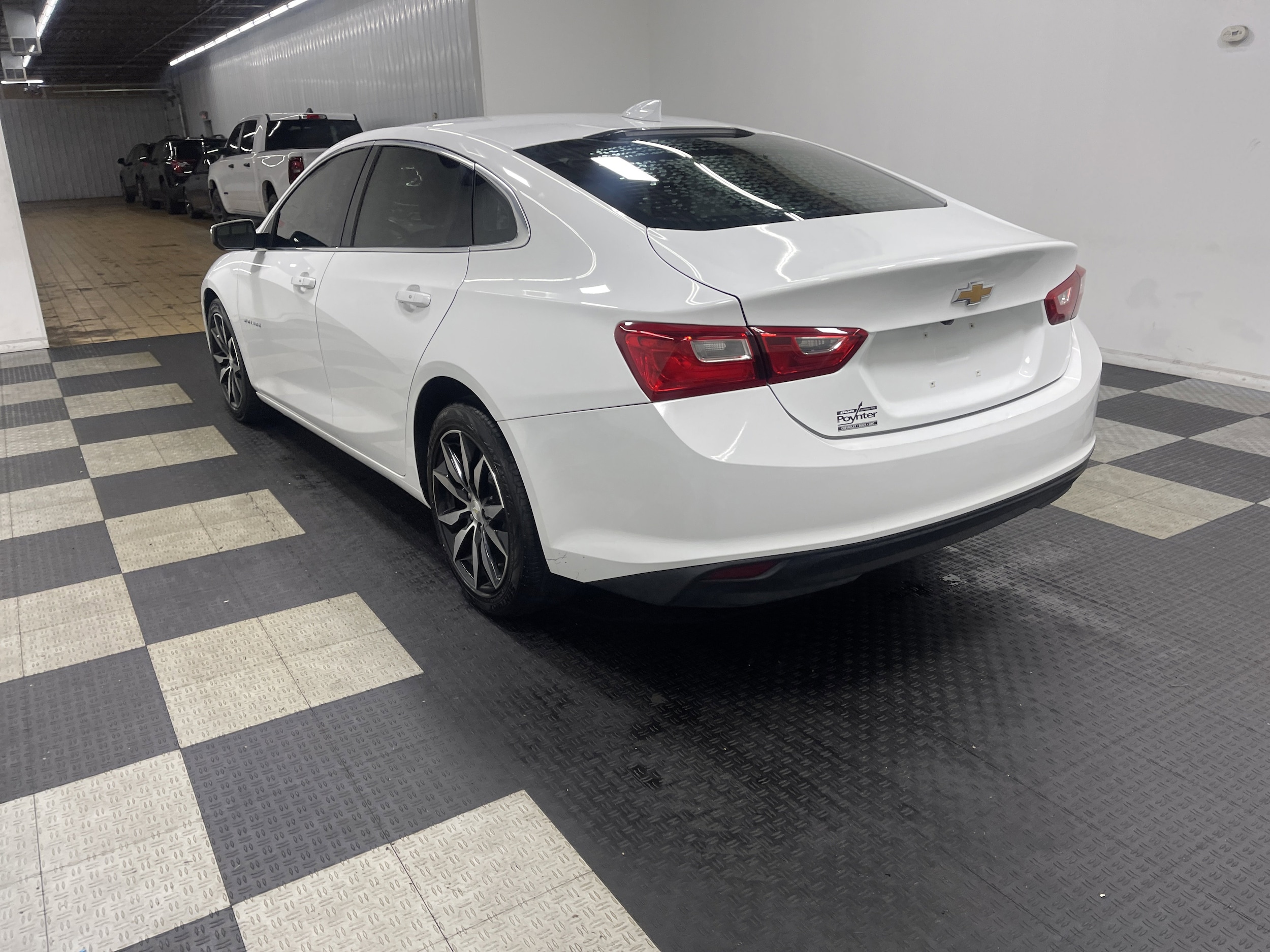 Used 2018 Chevrolet Malibu 1LT with VIN 1G1ZD5ST8JF109829 for sale in Seymour, IN