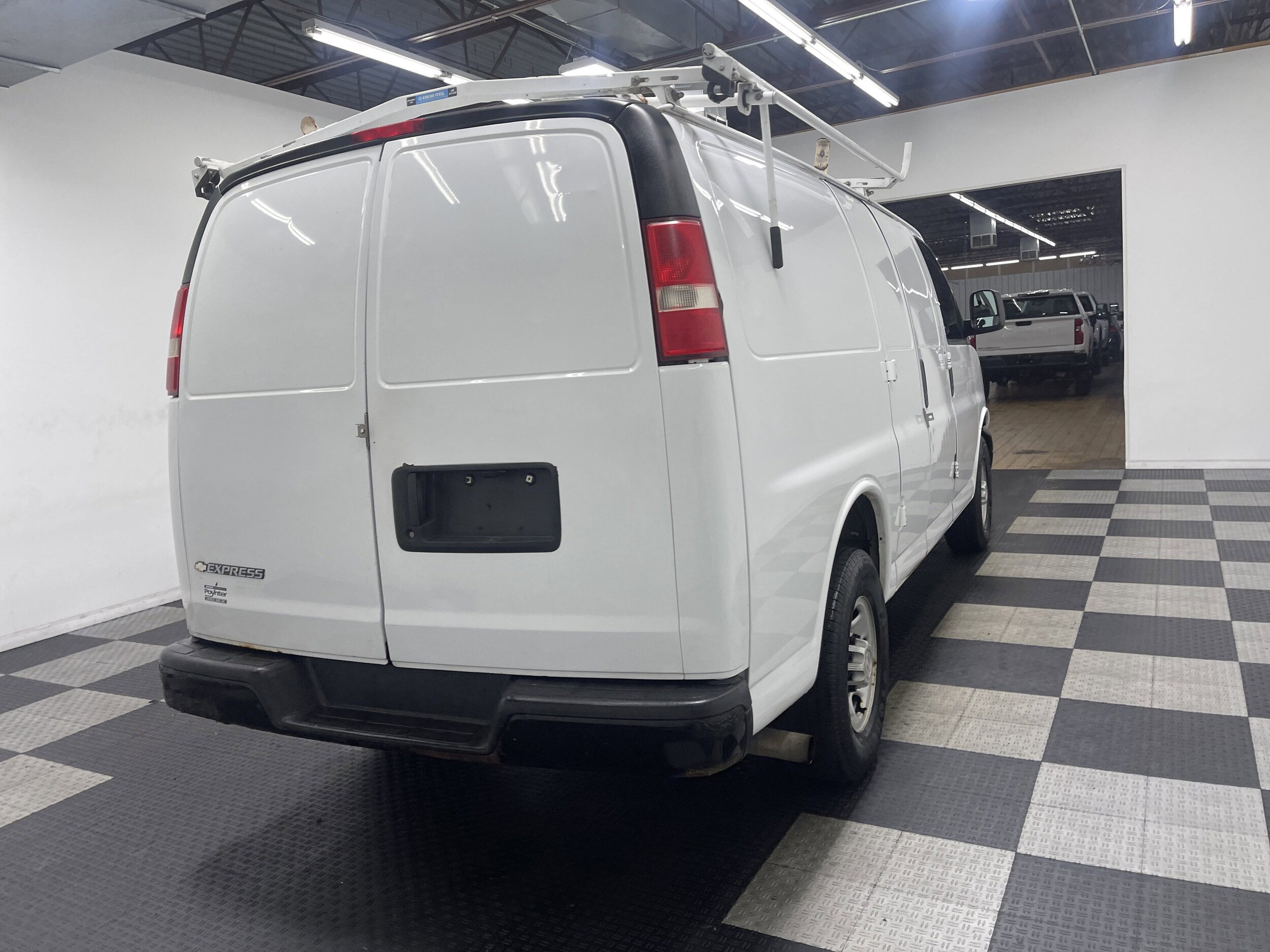 2015 Chevrolet Express 2500 Cargo Van photo 2