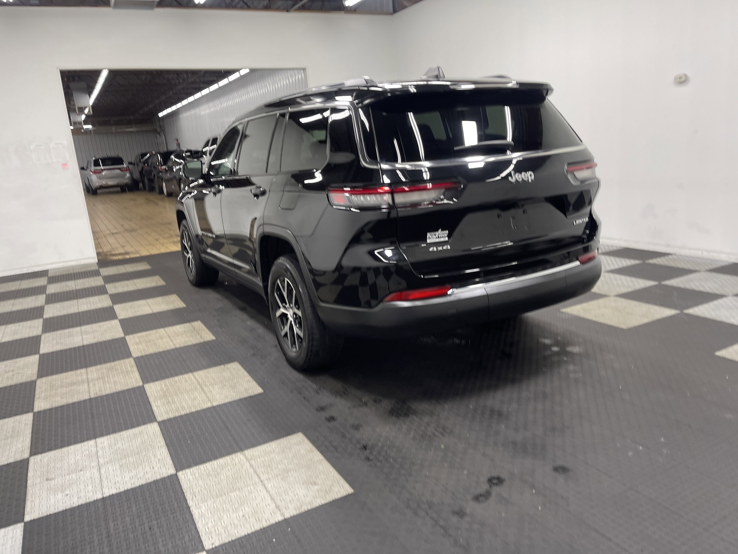 Used 2017 Chevrolet Cruze LT with VIN 1G1BE5SM4H7108351 for sale in Seymour, IN