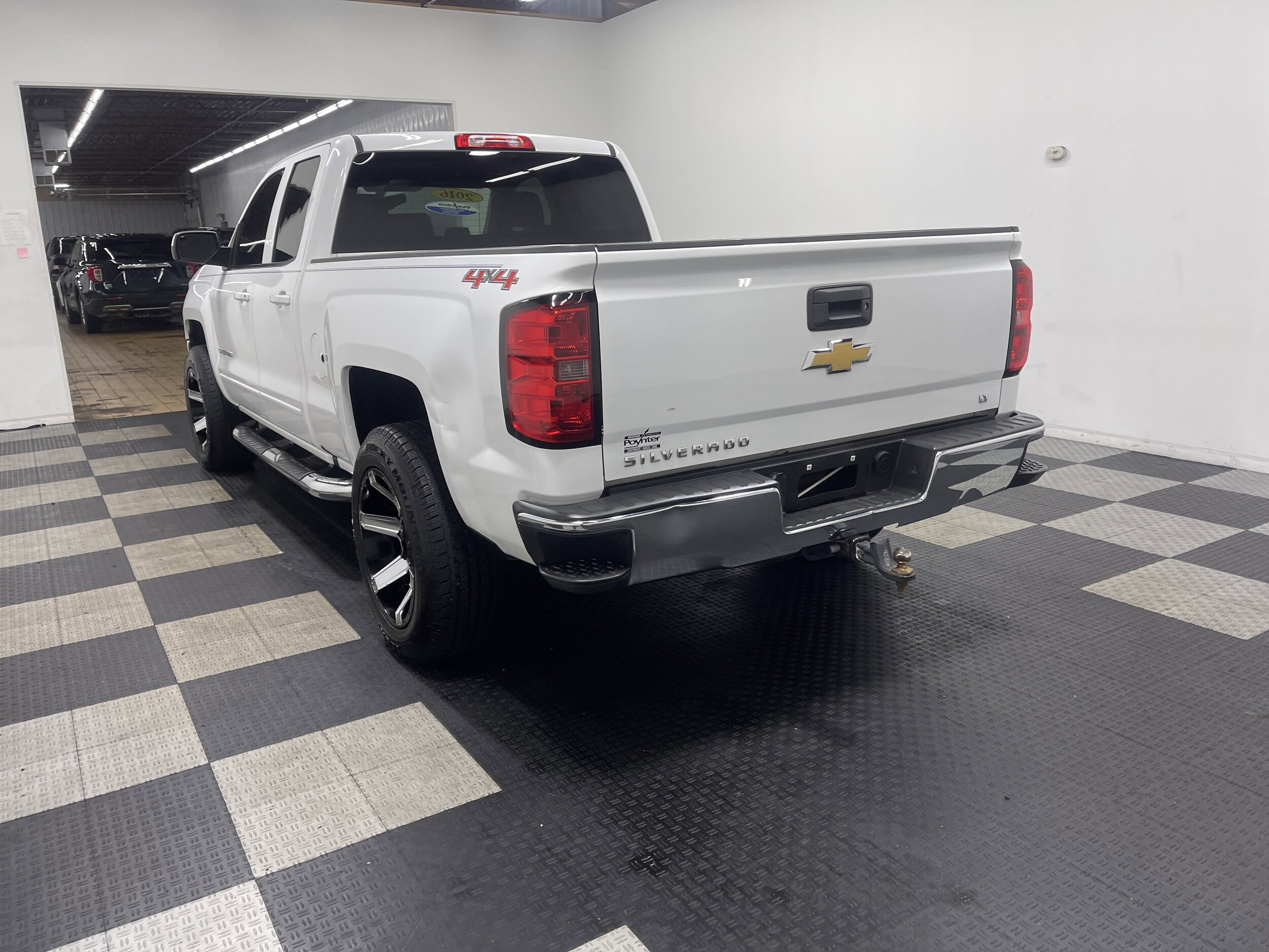 2016 Chevrolet Silverado 1500 LT photo 2