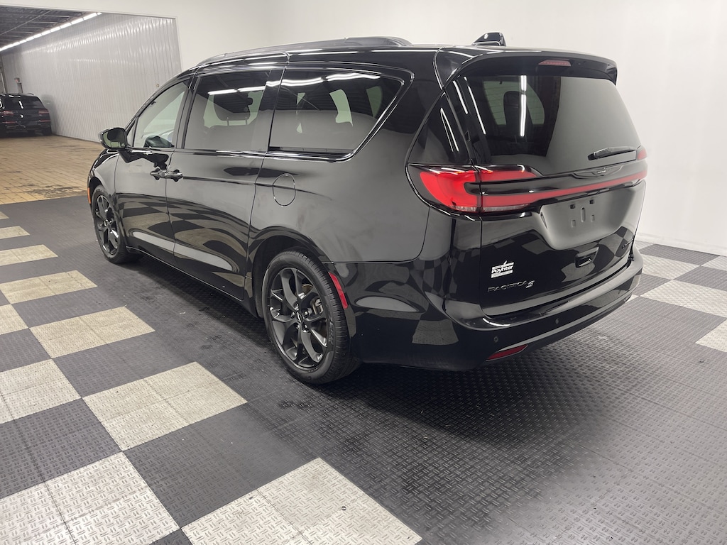 Used 2025 Chrysler Pacifica Limited