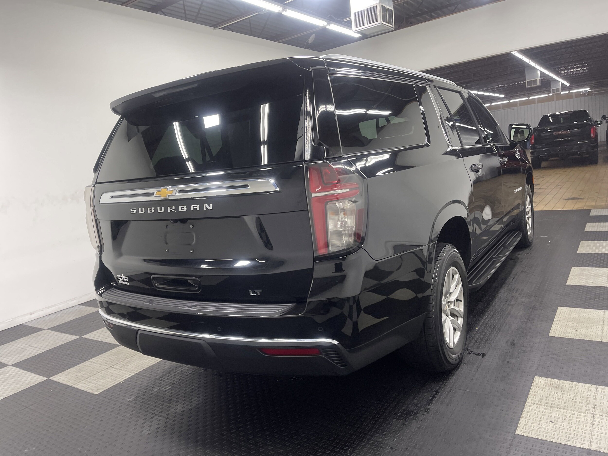 2023 Chevrolet Suburban LT photo 3