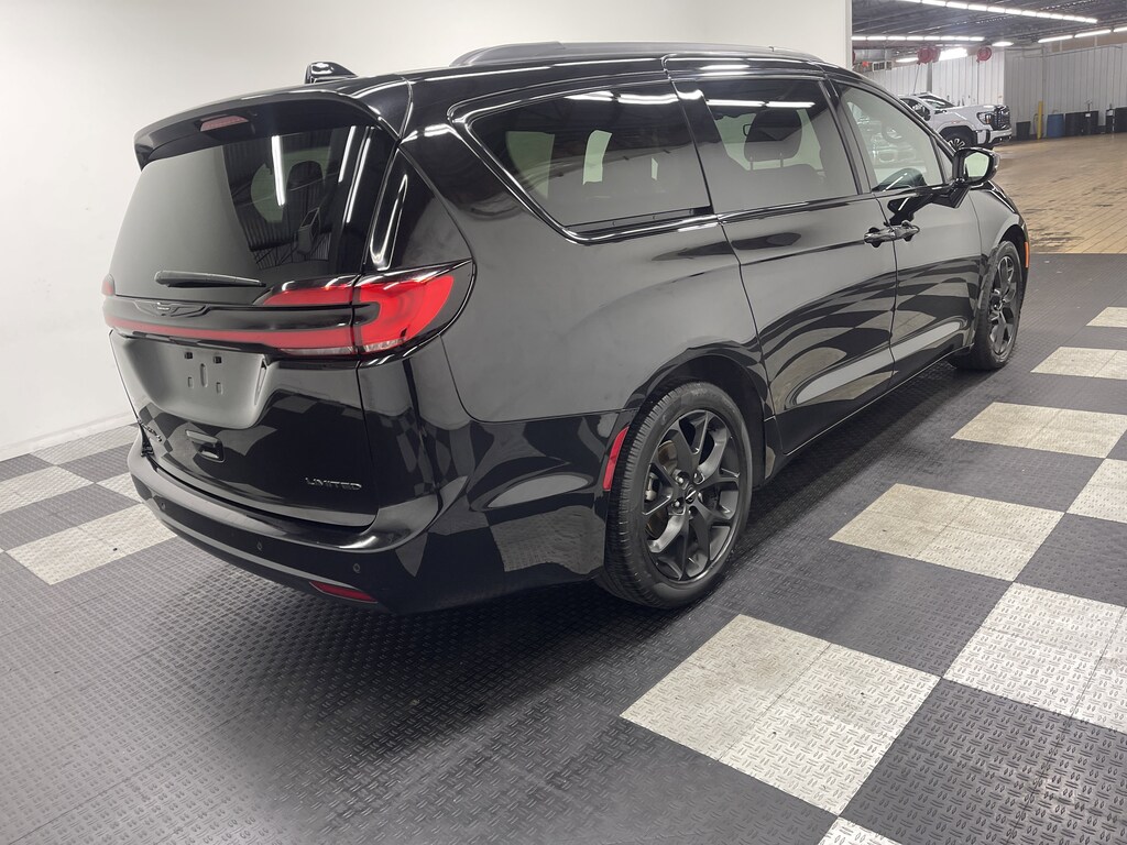 Used 2025 Chrysler Pacifica Limited