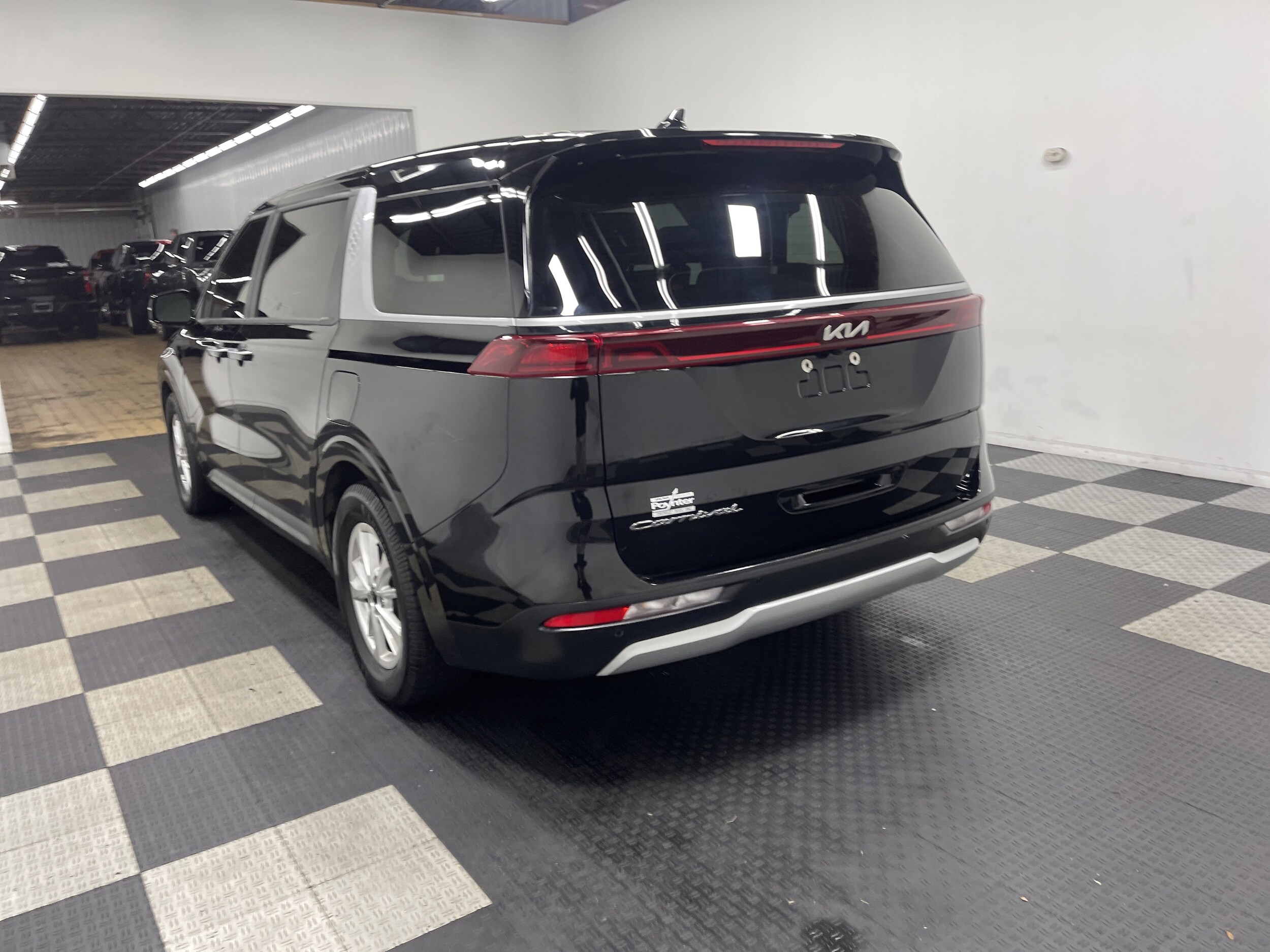 2022 Kia Carnival LXS photo 2