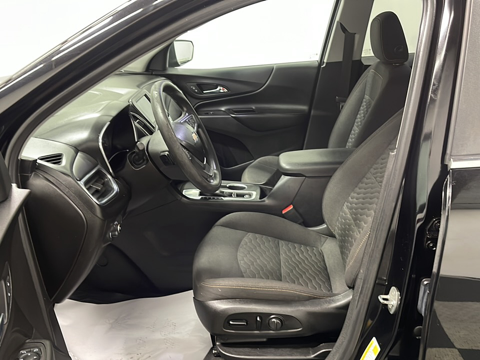 Used 2021 Chevrolet Equinox LT with VIN 2GNAXKEVXM6127164 for sale in Seymour, IN