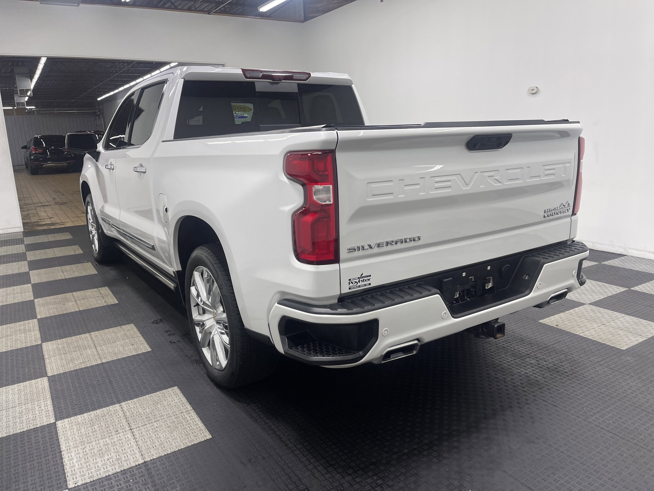 2022 Chevrolet Silverado 1500 High Country photo 2