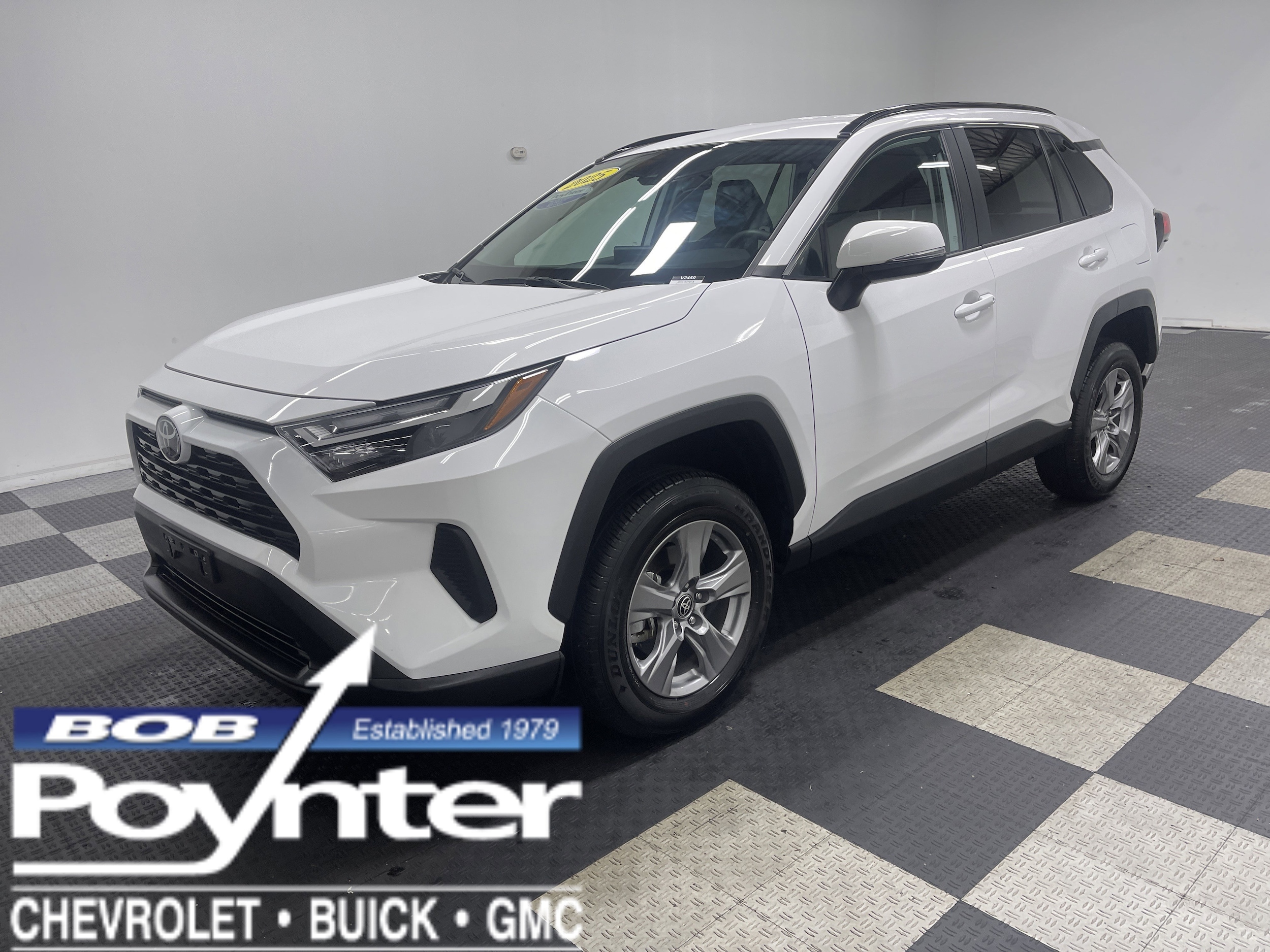 2025 Toyota RAV4 XLE's photo