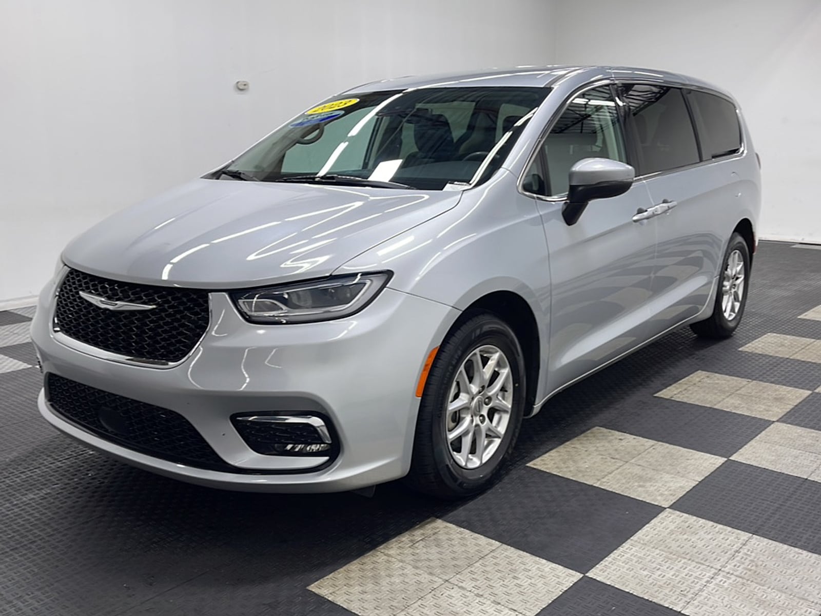 2023 Chrysler Pacifica Touring L's photo
