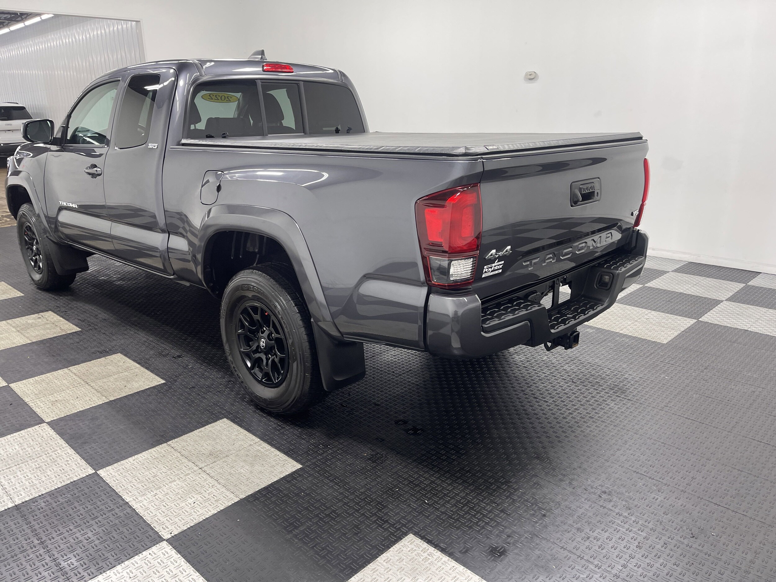 2022 Toyota Tacoma SR5 photo 2