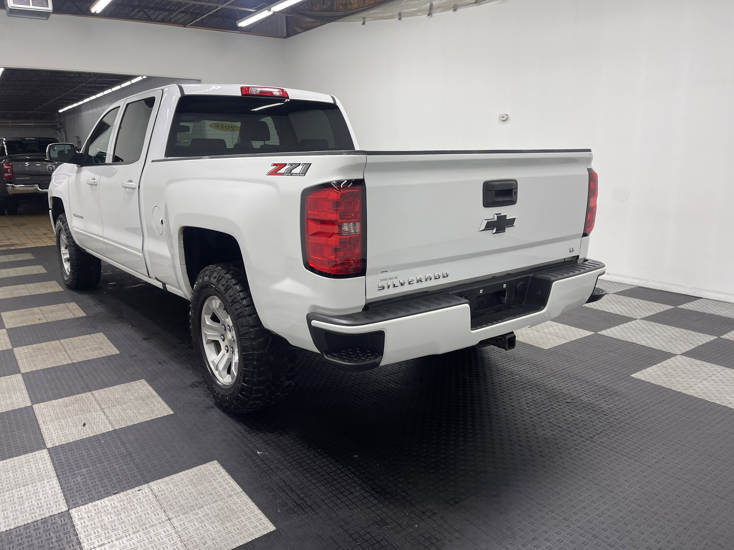 2018 Chevrolet Silverado 1500 LT photo 2