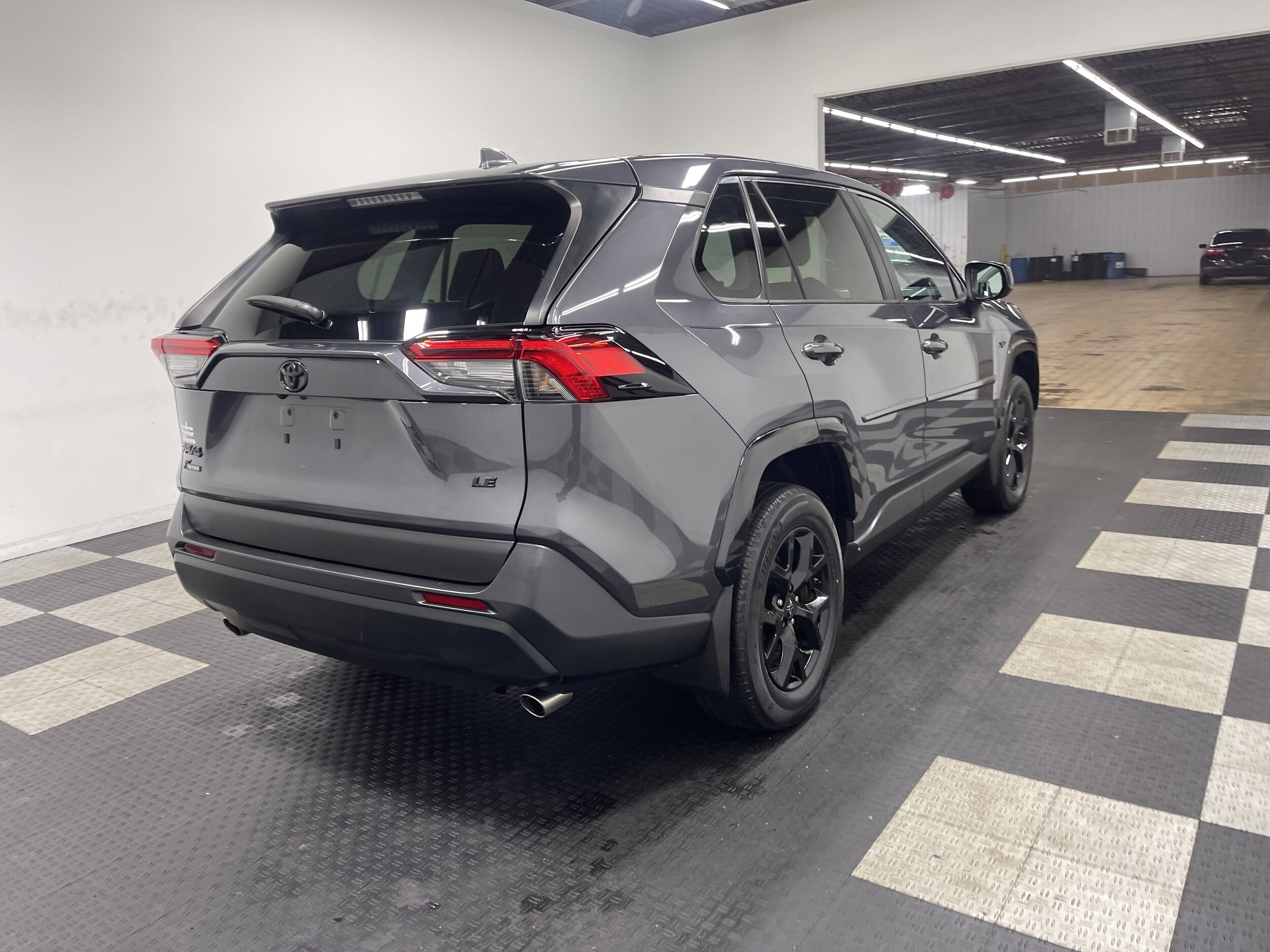 2022 Toyota RAV4 LE photo 4