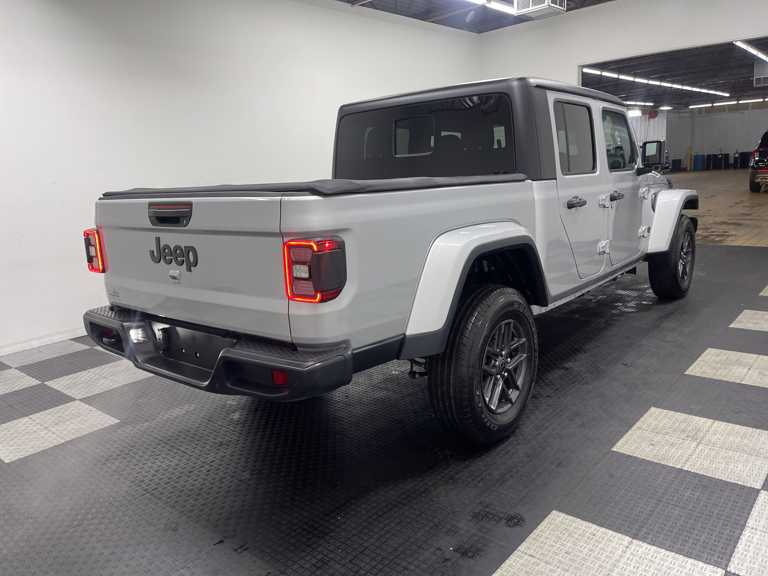 2024 Jeep Gladiator Sport S photo 4