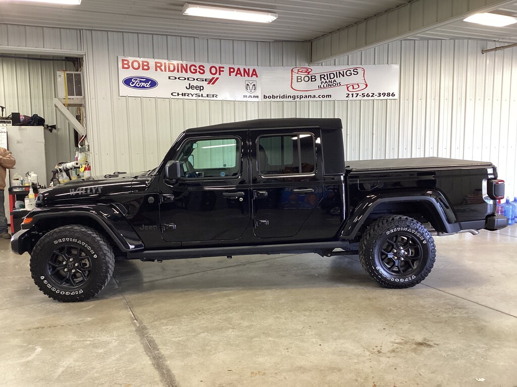 Used 2024 Jeep Gladiator Willys Truck Crew Cab