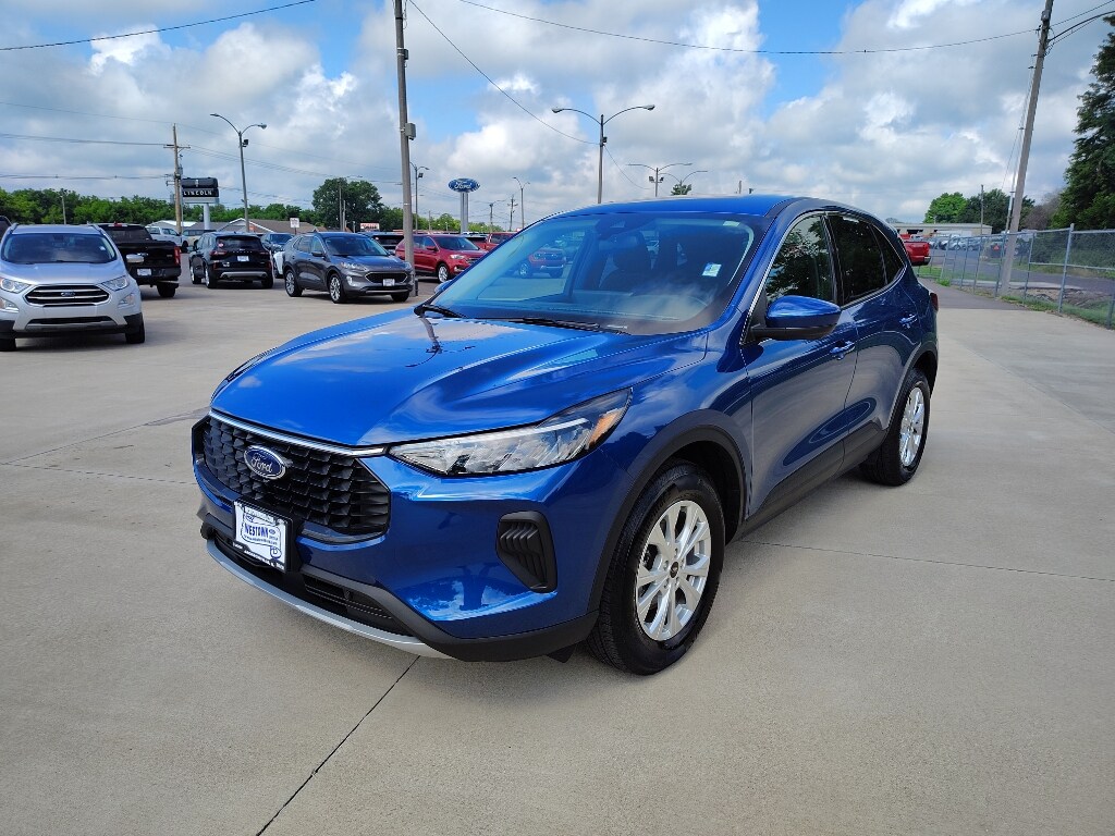 2023 Ford Escape Titanium photo 3