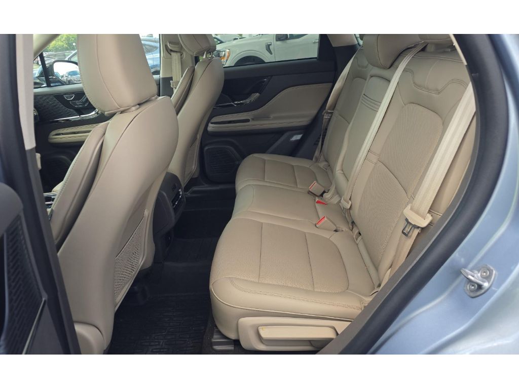 2022 Lincoln Corsair Standard photo 4