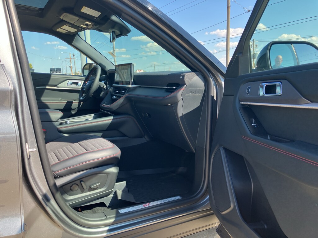2025 Ford Explorer ST-Line photo 3