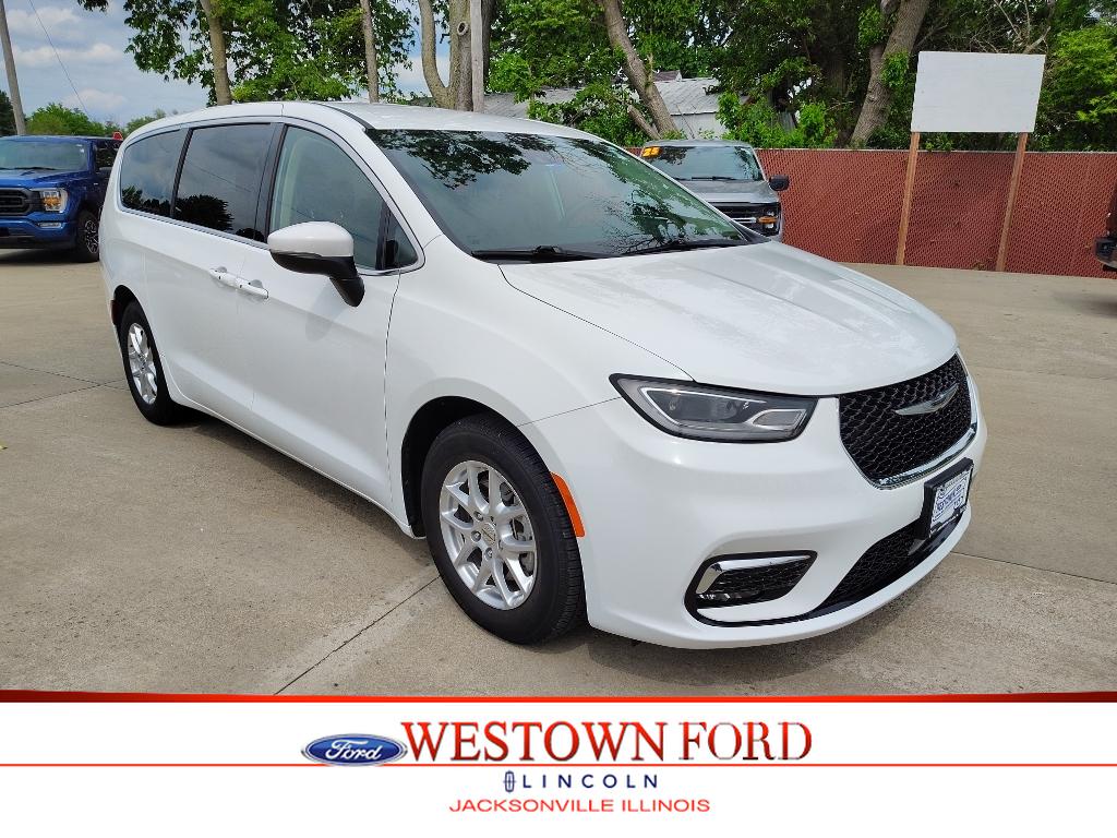 2023 Chrysler Pacifica Touring L's photo