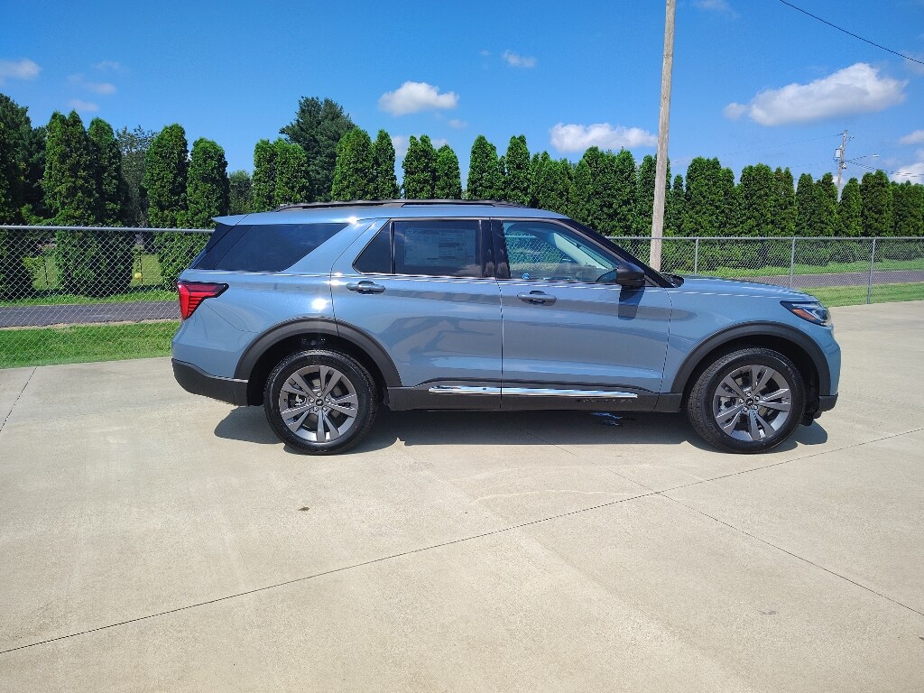 2025 Ford Explorer photo 3