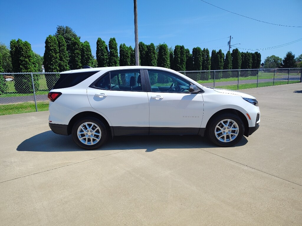 2023 Chevrolet Equinox LS photo 2