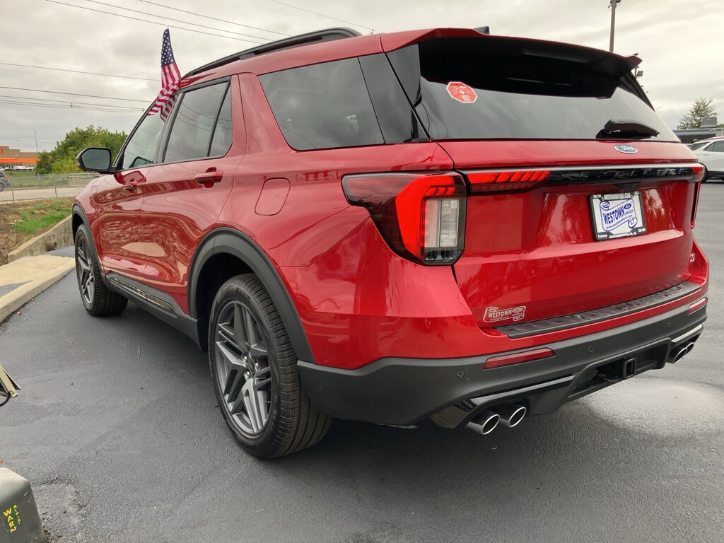 2025 Ford Explorer ST photo 4